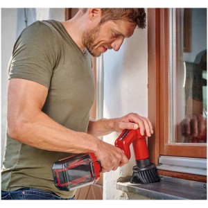 Einhell Power-X-Change Picobella 18/90 spazzola per superfici a batteria in uso per pulire un telaio di finestra.