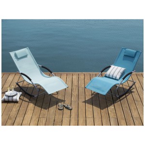 Deux chaises longues de jardin à bascule turquoise Beliani Carano sur une terrasse en bois. Pure détente !