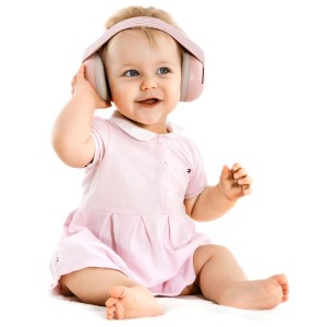 Baby mit rosa Reer Kapselgehörschutz SilentGuard. Schutz für Kinderohren vor Lärm.
