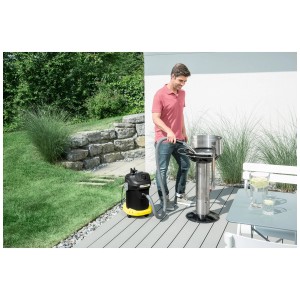 Aspirateur cendres et poussières Kärcher AD 4 Premium en utilisation pour nettoyer un barbecue.