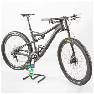 Cavalletto bici Feedback Sports Scorpion con mountain bike nera.