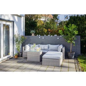 Mobilier de jardin lounge : Ensemble modulaire de fauteuils lounge Olea en polyrotin sable avec coussins gris clair.