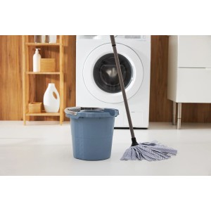 Secchio graduato Rotho Daily 10 l blu orizzonte con scala di misurazione e panno per la pulizia sullo sfondo.