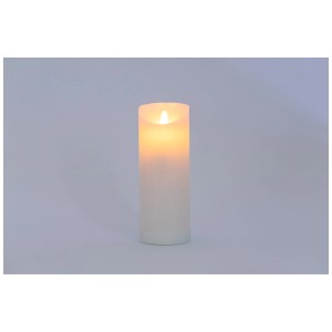 Weiße LED-Wachskerze (Ø 9 cm, 23 cm hoch) mit beweglicher Flamme für gemütliches Licht.