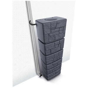 Arves Regentonne Tower Stone 350 l con motivo in pietra e rubinetto argentato accanto a un tubo di scarico.