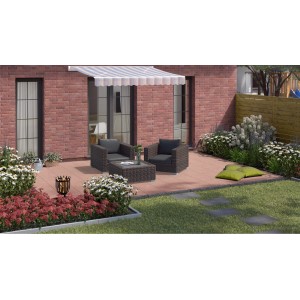 Posa di lastre per patio rosse Turin 40x40 cm con area salotto su patio in giardino.