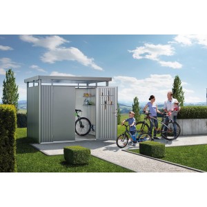 Casetta da giardino in metallo Biohort HighLine grigio quarzo con biciclette e famiglia in giardino.