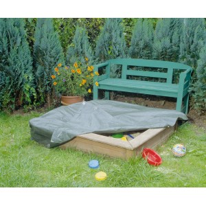Bâche verte LUX 2x3 m en plastique PE recouvrant un bac à sable dans le jardin.