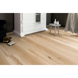 Sol stratifié clair Comfort Hêtre Swaran de style campagnard posé dans un salon.