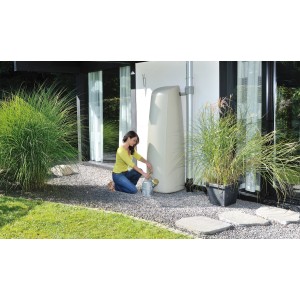 Donna riempie annaffiatoio da serbatoio acqua piovana Garantia Elegance 400 l beige sabbia.