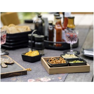 Wenko Dip-Schalen Elo Set: 4 schwarze Keramikschalen auf Akazienholztablett mit Snacks.