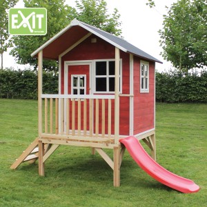 Maisonnette en bois rouge EXIT Loft 300 avec toboggan et escaliers dans le jardin.