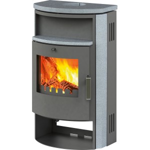 Poêle à bois Pamir avec habillage en pierre naturelle noire, puissance 6,7 kW. Flammes visibles.