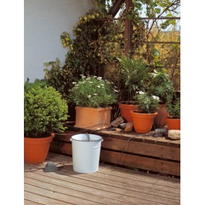 Set irrigazione vacanze Gardena per 36 piante in vaso in uso su una terrazza in legno.
