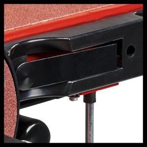 Gros plan : Ponceuse à bande et à disque Einhell TC-US 380, guide de bande abrasive.
