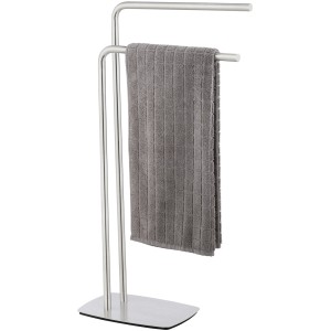 Portasciugamani freestanding Wenko Iria in acciaio inox opaco con asciugamano grigio.