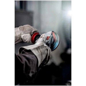 Meuleuse d'angle Metabo WEV 11-125 Quick en action avec des gants de travail.