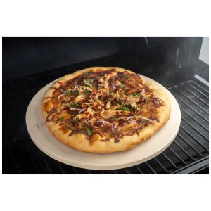 Traeger ModiFIRE® Cordierit Pizzastein mit knuspriger Pizza im Grill. Perfekt für Pizzen & Backwaren.