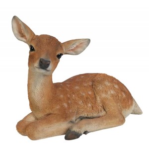 Liegende Hirschkuh aus Polyresin, Gartendeko von Vivid Arts, 25,5x32x17,5 cm.