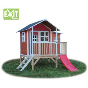 Cabane en bois rouge EXIT Loft 350 avec toboggan, escalier et extension dans le jardin.