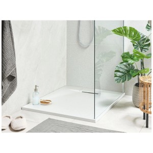 Receveur de douche Beliani Azzurro blanc en SMC aspect pierre. Receveur plat avec évacuation latérale dans une salle de bain moderne.