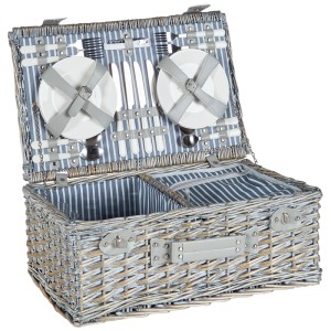 Panier pique-nique Beliani ouvert en osier gris avec doublure rayée, assiettes et couverts pour 4 personnes.