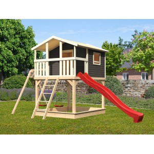 Maison sur pilotis Karibu Benjamin terragrau avec balançoire double et toboggan rouge dans le jardin.