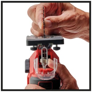 Inserimento della lama nella sega alternativa a batteria Einhell. Utensile per la lavorazione del legno.