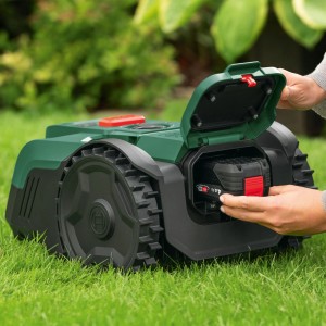 Robot tondeuse Bosch VISIMOW18V-100 : Insertion de la batterie. Idéal pour les pelouses jusqu'à 100 m².