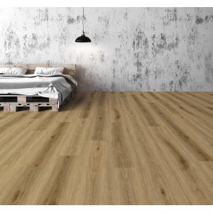 Verlegter Click-Vinylboden Eiche Stockholm im Raum mit Bett und Lampe. Holzoptik.