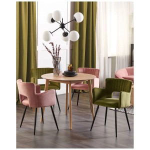 Esszimmer mit olivgrünen und rosafarbenen Samtstühlen Sanilac im 2er-Set um einen Holztisch.