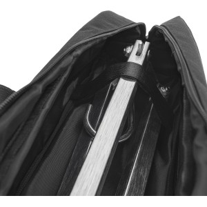 Schwarze Transporttasche für Dreibein Grill mit Reißverschluss und Inhalt.