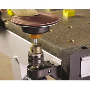 Supporto macchina wolfcraft per banchi da lavoro con attacco Euro standard e disco abrasivo in uso.