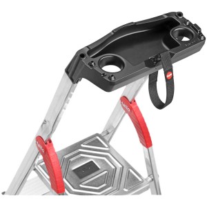 Dettaglio della scala domestica Hailo L80 Comfortline con vassoio portaoggetti e passante per secchio.