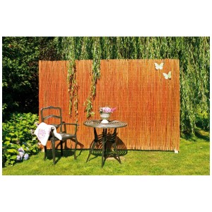 Brise-vue balcon en osier Champagne 200x300 cm dans un jardin.