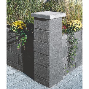 Graue Gartenmauer mit Pfeilerabdeckplatte (45x45x6 cm) als Abschluss.
