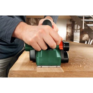 Pialla elettrica Bosch PHO 2000 in uso su legno per lavori di piallatura precisi.