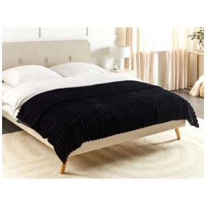 Copriletto nero in ecopelliccia Beliani Rakya (200x220 cm) su un letto.