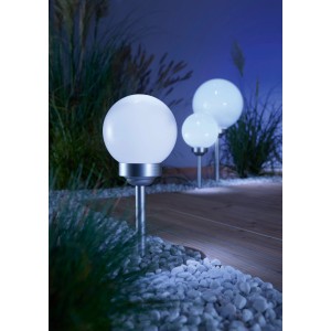 Diverse luci solari Bojano con picchetto, sfere LED bianche in giardino.
