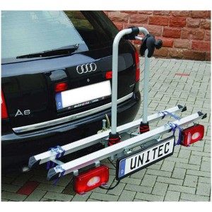 Porte-vélos d'attelage Unitec Alu Atlas Evolution monté sur une voiture.