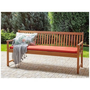 Banc de jardin Vivara en bois d'acacia avec coussin rouge foncé sur terrasse pavée. Idéal pour l'extérieur.