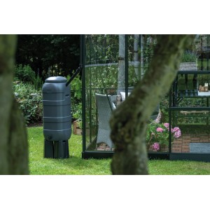 Récupérateur d'eau de pluie Halls noir avec support (100 l) à côté d'une serre dans le jardin.