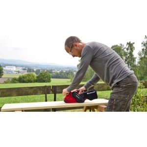 Ponceuse à bande rouge TC-BS 8038 en utilisation pour poncer du bois.
