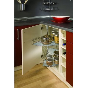 Mobile da cucina con ripiani girevoli e vari utensili da cucina. Organizzazione pratica della cucina.