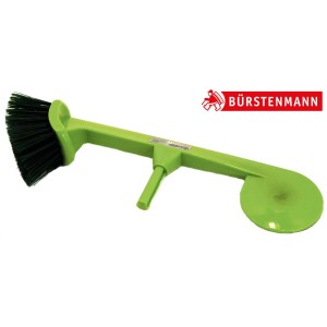 Nettoyeur de gouttières vert avec manche télescopique et brosse pour enlever les feuilles.