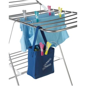 Borsa per mollette blu Wenko su stendibiancheria con mollette. Pratico accessorio per la casa.
