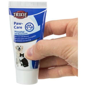 Trixie Crema per la cura delle zampe (50ml) per cani e gatti in mano, per la cura e la protezione.