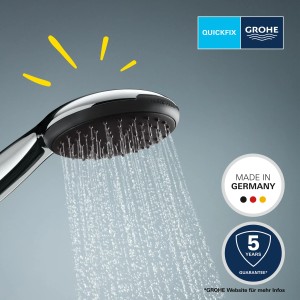 Dettaglio del soffione doccia Grohe Vitalio Start 110 cromato con getto d'acqua.