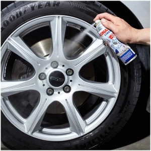 Application du scellant pour jantes Sonax Xtreme sur une jante argentée. Entretien auto pour une protection durable.