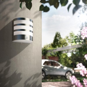 Applique murale extérieure LED Calgary moderne en acier inoxydable avec détecteur de mouvement sur mur gris.
